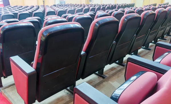 Salón vacío para presentación con sillones rojos —  Fotos de Stock