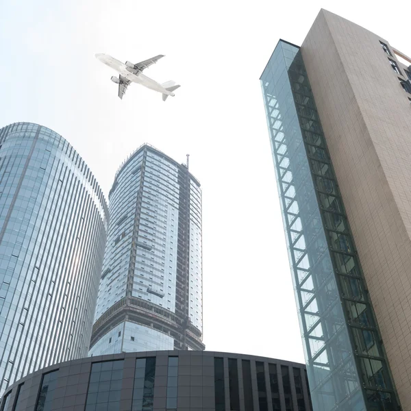 Het vliegtuig met de stad — Stockfoto