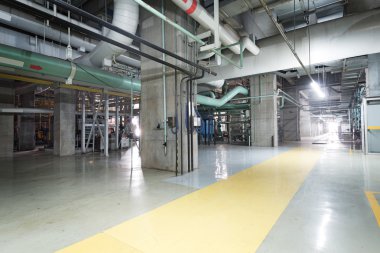 Modern bir endüstriyel enerji santralinde bulunan ekipman, kablolar ve borular.