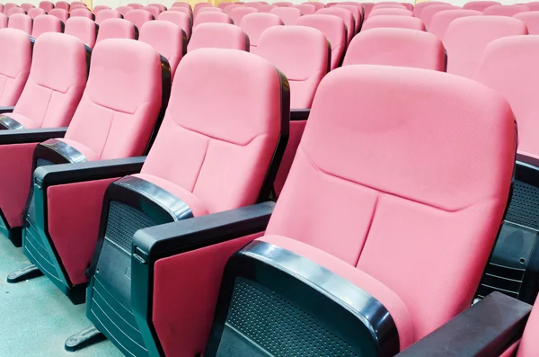 Pusta sala do prezentacji z czerwonych foteli — Zdjęcie stockowe