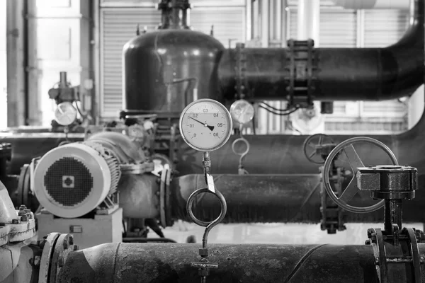 Termômetro industrial na sala da caldeira — Fotografia de Stock
