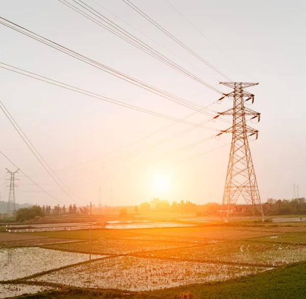 Hoogspanningspost.High-voltage toren hemel achtergrond. — Stockfoto