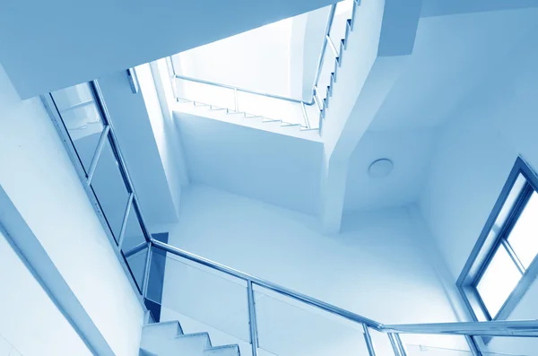 Escada giratória retangular, passo a passo, há senso de perspectiva . — Fotografia de Stock