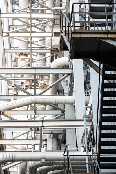 Apparecchiature, cavi e tubazioni presenti all'interno della centrale elettrica industriale — Foto Stock