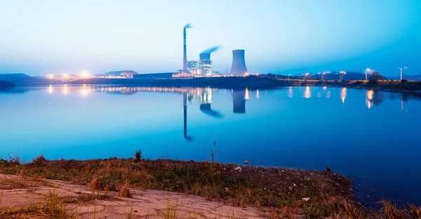 Oppervlakte raffinaderij bij schemering — Stockfoto