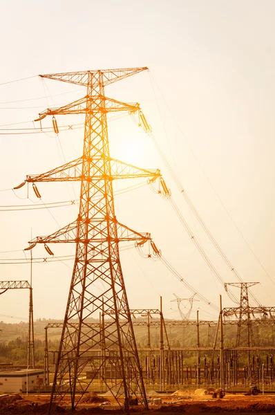 Línea de transmisión eléctrica al atardecer — Foto de Stock