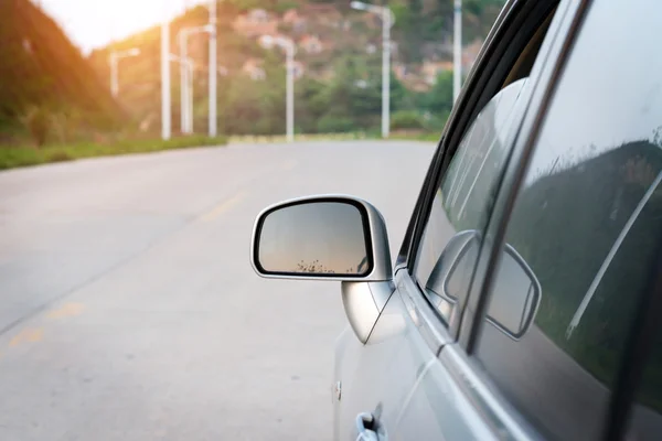 Ángulo de disparo de un coche contra el atardecer en el fondo — Foto de Stock