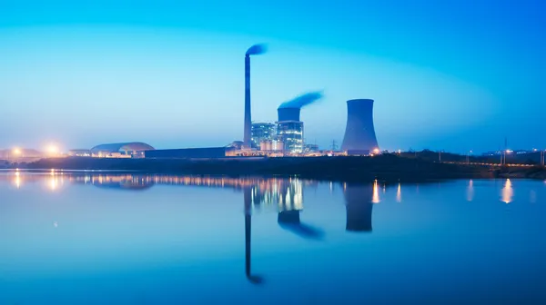 Alacakaranlıkta rafineri alanı