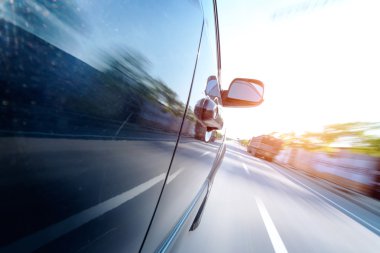 arka plan bulanıklık hareket ile yolda araba