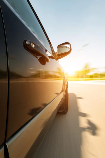 Coche en la carretera con fondo borroso movimiento — Foto de Stock