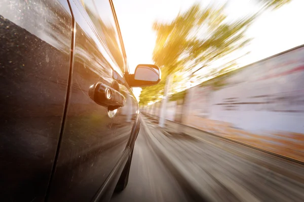 Coche en la carretera con fondo borroso movimiento — Foto de Stock