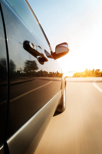 Arka plan bulanıklık hareket ile yolda araba — Stok fotoğraf