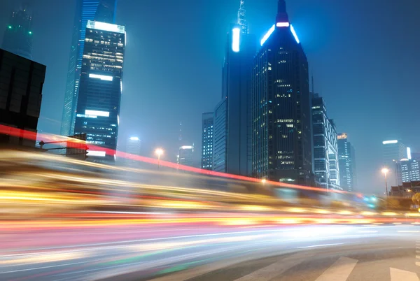 Rijdende auto met onscherpte licht — Stockfoto