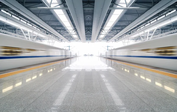 Parada de tren en la estación —  Fotos de Stock