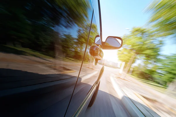 Bil på väg med rörelse oskärpa bakgrund — Stockfoto