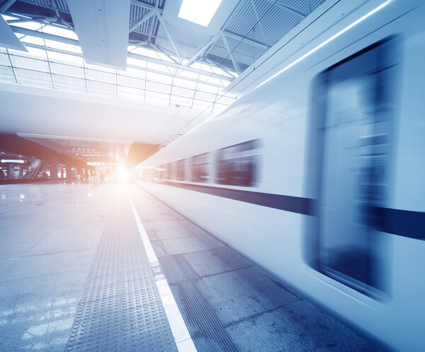 Остановка трамвая на железнодорожной станции
