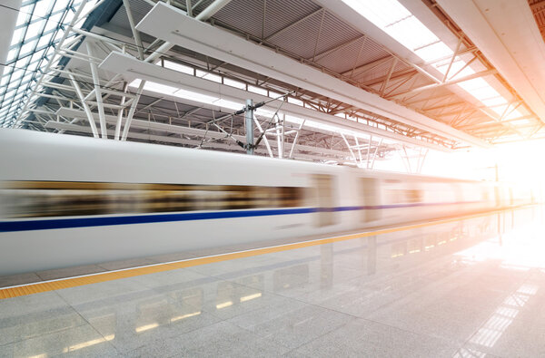 Остановка трамвая на железнодорожной станции
