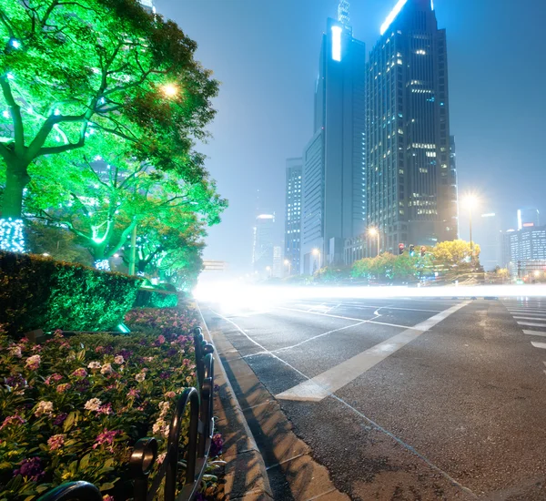 Automóvil en movimiento con luz borrosa — Foto de Stock