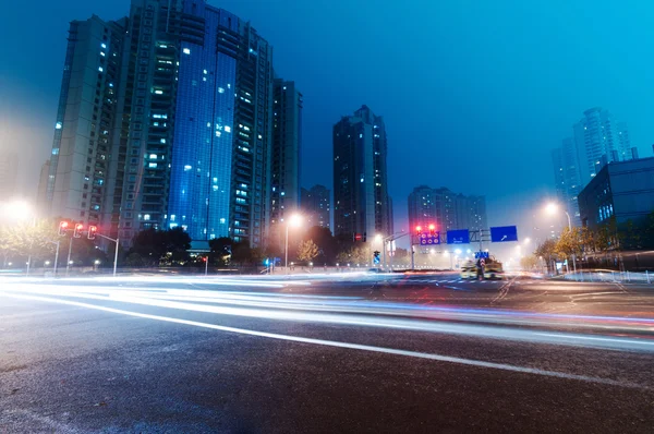 Carro em movimento com luz embaçada — Fotografia de Stock