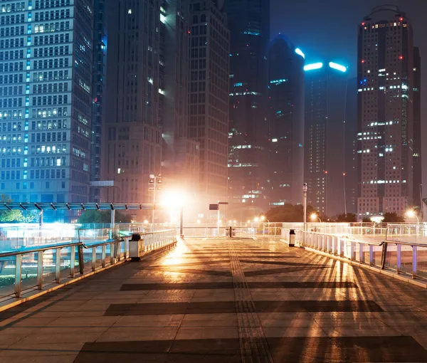 Natt syn på moderna street i Shanghais finanskvarter — Stockfoto