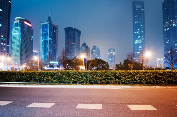 Shanghai Lujiazui Finance & handel zon moderna staden natt bakgrund — Stockfoto