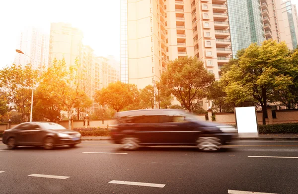 Weg in de stad met zonsondergang — Stockfoto