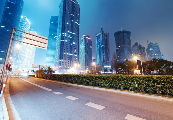 Shanghai Lujiazui Finance & handel zon moderna staden natt bakgrund — Stockfoto