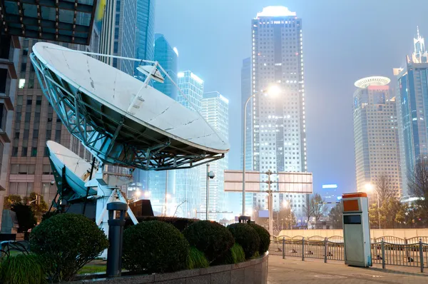 Nacht, Shanghais Wolkenkratzer und Satellitenantenne. — Stockfoto