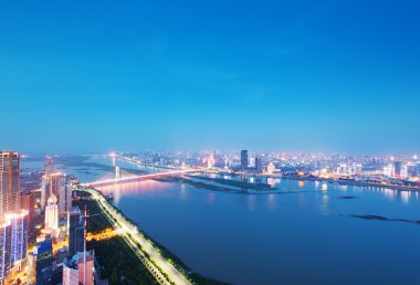 nanchang Çin'de kuş görünümü. gökdelen inşaat ön planda. sis, bulutlu gökyüzü ve kirliliği. Bund (nanchang) alanı