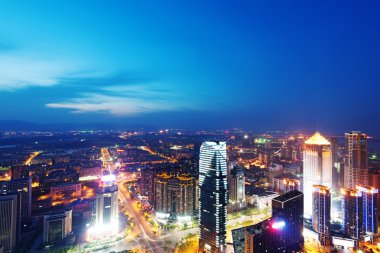 nanchang Çin'de kuş görünümü. gökdelen inşaat ön planda. sis, bulutlu gökyüzü ve kirliliği. Bund (nanchang) alanı