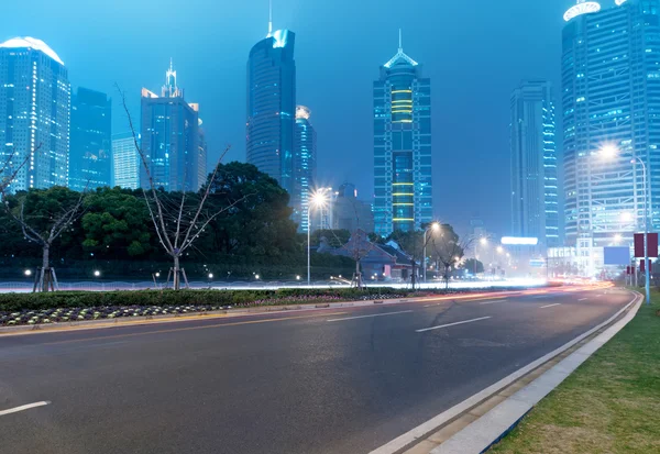 上海陆家嘴金融与贸易区现代城市夜晚背景 — 图库照片