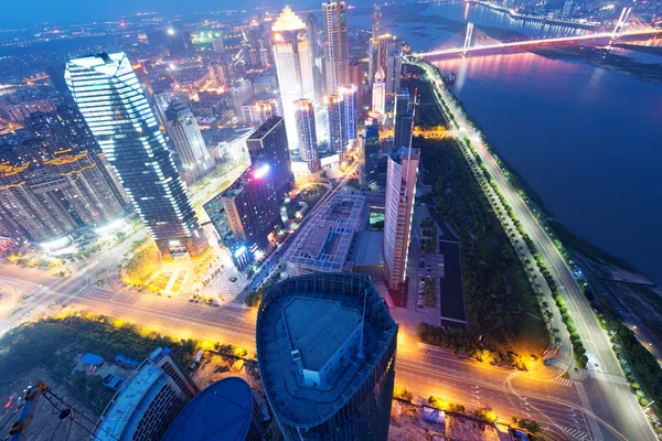 Vista para pássaros em Nanchang China. Arranha-céus em construção em primeiro plano. Nevoeiro, céu nublado e poluição. Área de Bund (Nanchang) — Fotografia de Stock