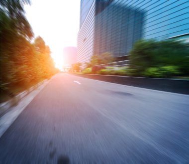 gün batımı ile şehir içinde yol