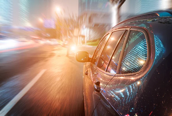 Carro na estrada com fundo borrão movimento — Fotografia de Stock