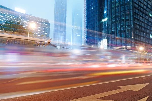 Automóvil en movimiento con luz borrosa — Foto de Stock