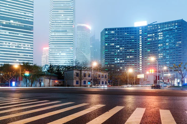 Shanghai Lujiazui Finanzas y Zona Comercial moderno fondo de noche de la ciudad — Foto de Stock