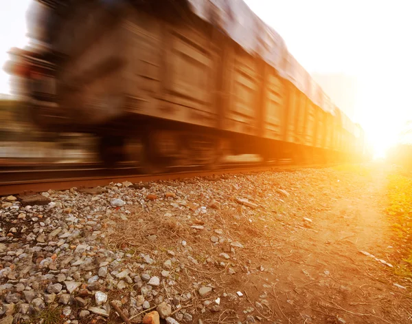 Поезд проезжает мимо по лучу заката — стоковое фото