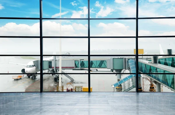 O avião no aeroporto no carregamento — Fotografia de Stock