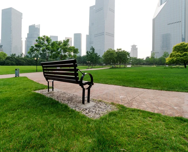 Shanghai lujiazui financiële wijk, park banken — Stockfoto