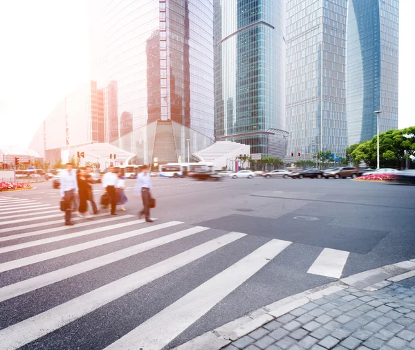 Passeggero che cammina sulla passerella a Shanghai Cina . — Foto Stock