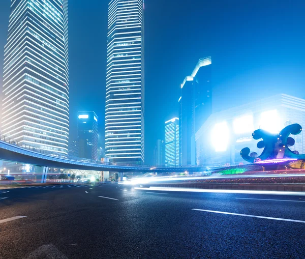 Shanghai Lujiazui Finance & Trade Zone moderni kaupunki yö tausta — kuvapankkivalokuva