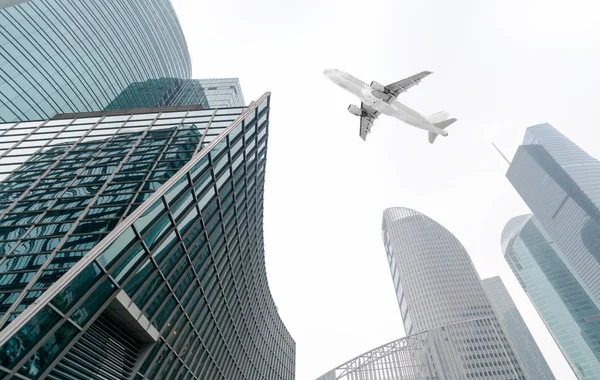 市内での飛行機 — ストック写真