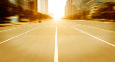 gün batımı ile şehir içinde yol