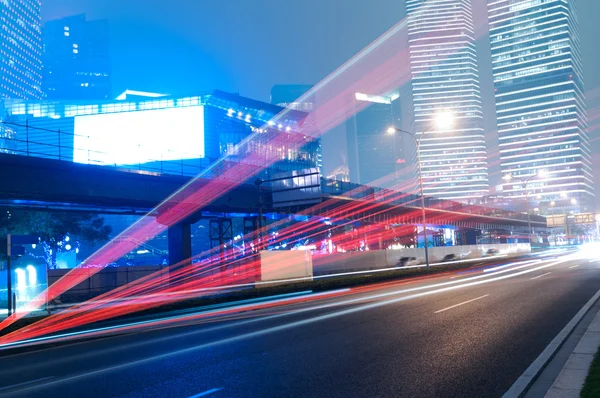 Voiture en mouvement avec lumière floue — Photo