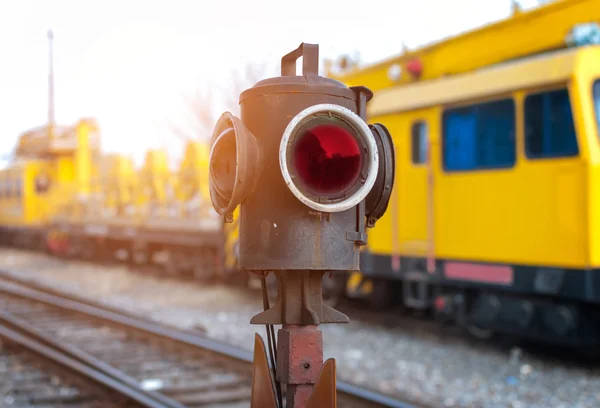 O semáforo mostra sinal vermelho na ferrovia. Luz vermelha — Fotografia de Stock