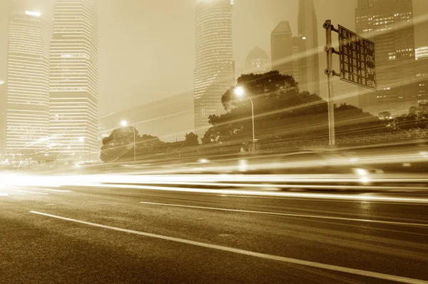 Automóvil en movimiento con luz borrosa —  Fotos de Stock