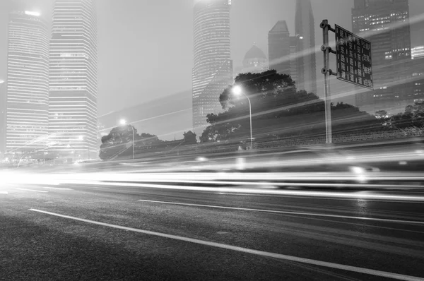 Voiture en mouvement avec lumière floue — Photo