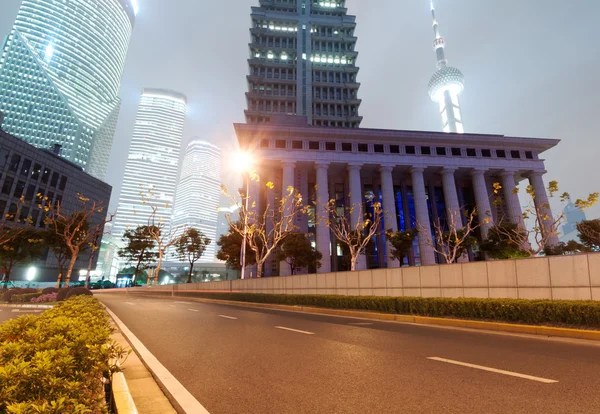 上海陸家嘴金融・貿易ゾーン近代的な都市の夜背景 — ストック写真