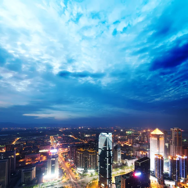 Die hellen Spuren auf dem Hintergrund des modernen Gebäudes in Shanghai China. — Stockfoto