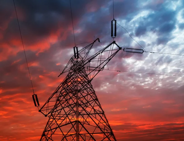 Hoog-voltage toren hemelachtergrond — Stockfoto